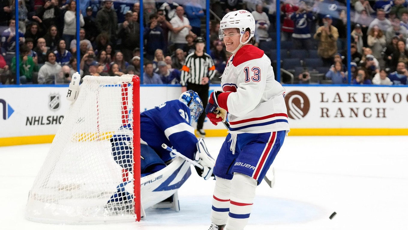 Hráč Montrealu Cole Caufield (13).