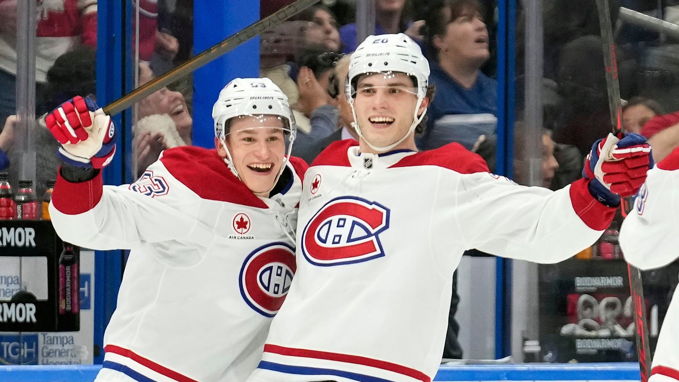 Ivan Demidov (vľavo) sa teší z gólu, ktorý strelil slovenský hokejista a jeho spoluhráč Juraj Slafkovský (vpravo) v zápase zámorskej NHL Tampa Bay Lightning - Montreal Canadiens.