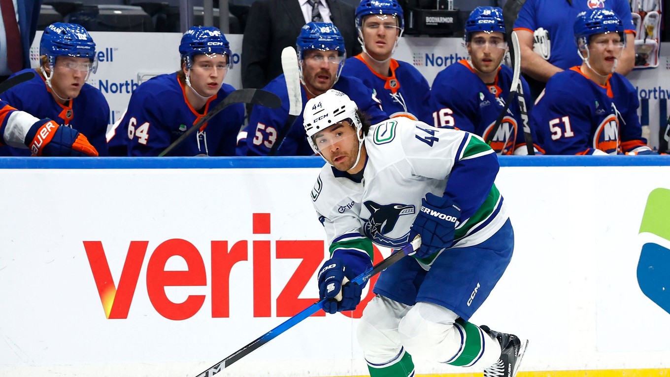 Útočník Vancouveru Kiefer Sherwood v zápase proti New Yorku Islanders.