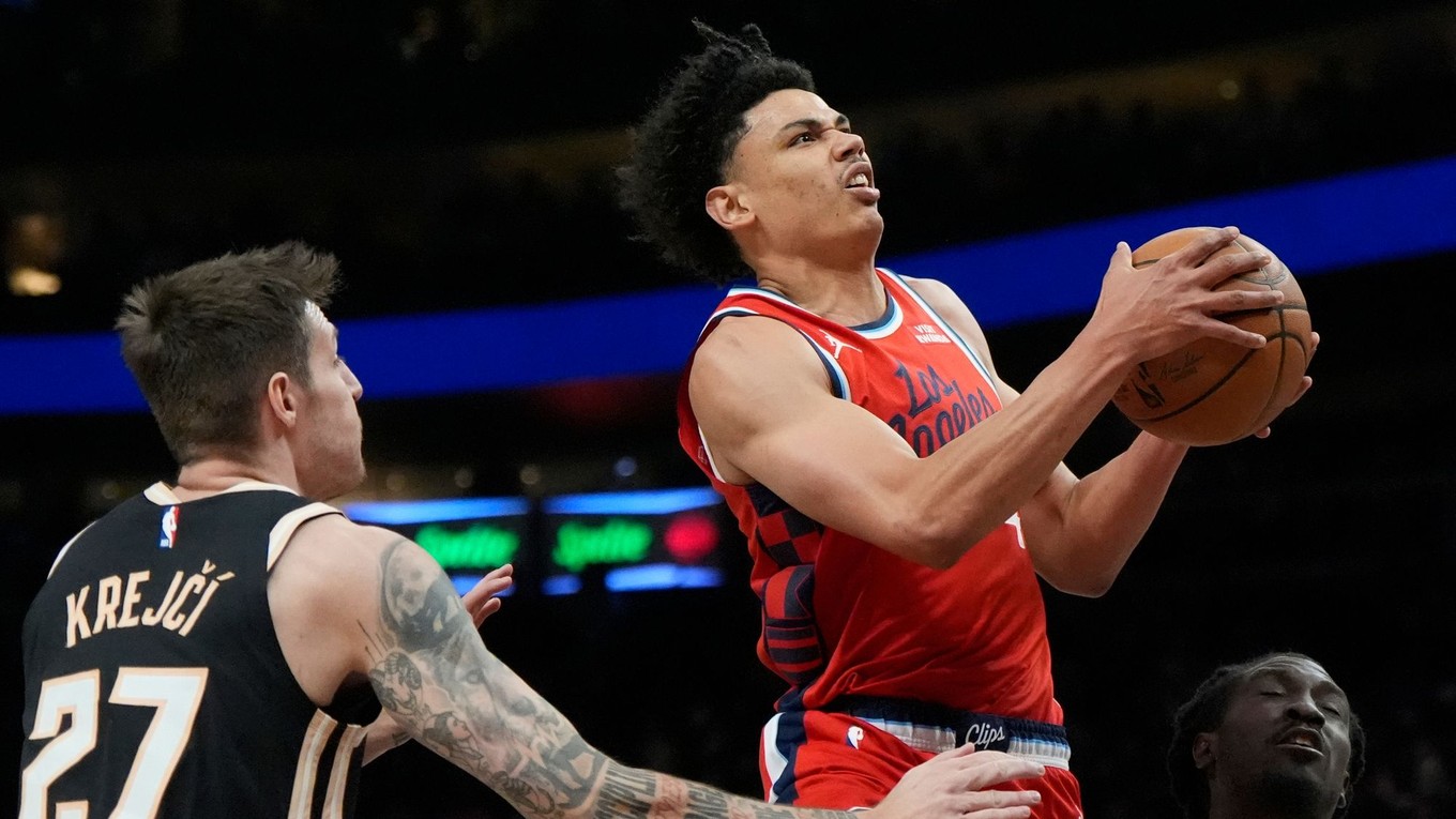 Hráč Kobe Sanders z Los Angeles Clippers (4) preniká proti súperovi Vítovi Krejčímu z Atlanty Hawks (27) v zápase NBA.