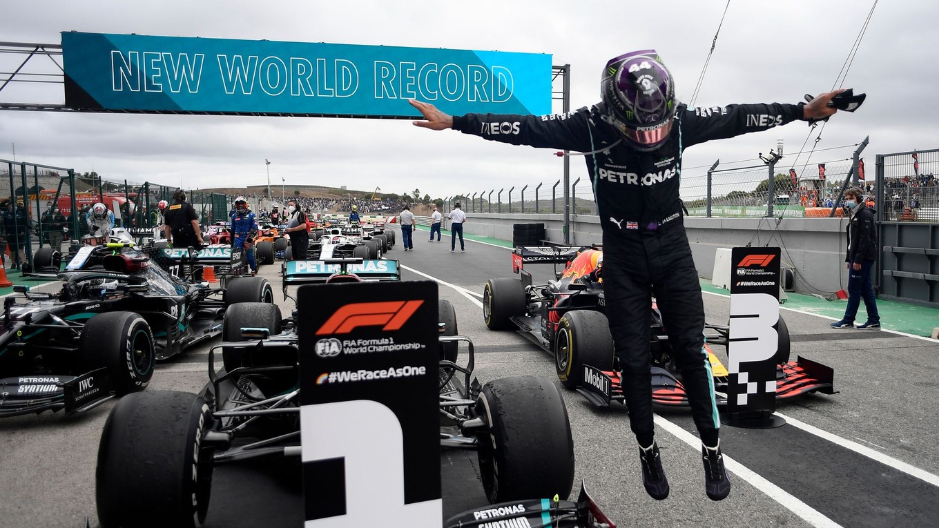 Britský jazdec Lewis Hamilton vyskakuje vtedy zo svojho monopostu Mercedesu po rekordnom 92. víťazstve na Veľkej cene Portugalska Formuly 1.