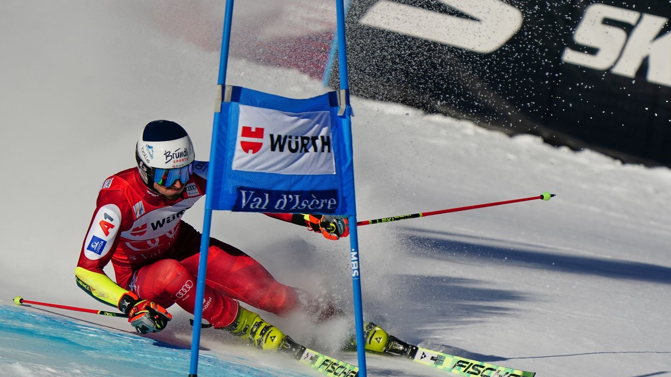 Rakúšan Stefan Brennsteiner počas prvého kola obrovského slalomu vo Val d'Isere.