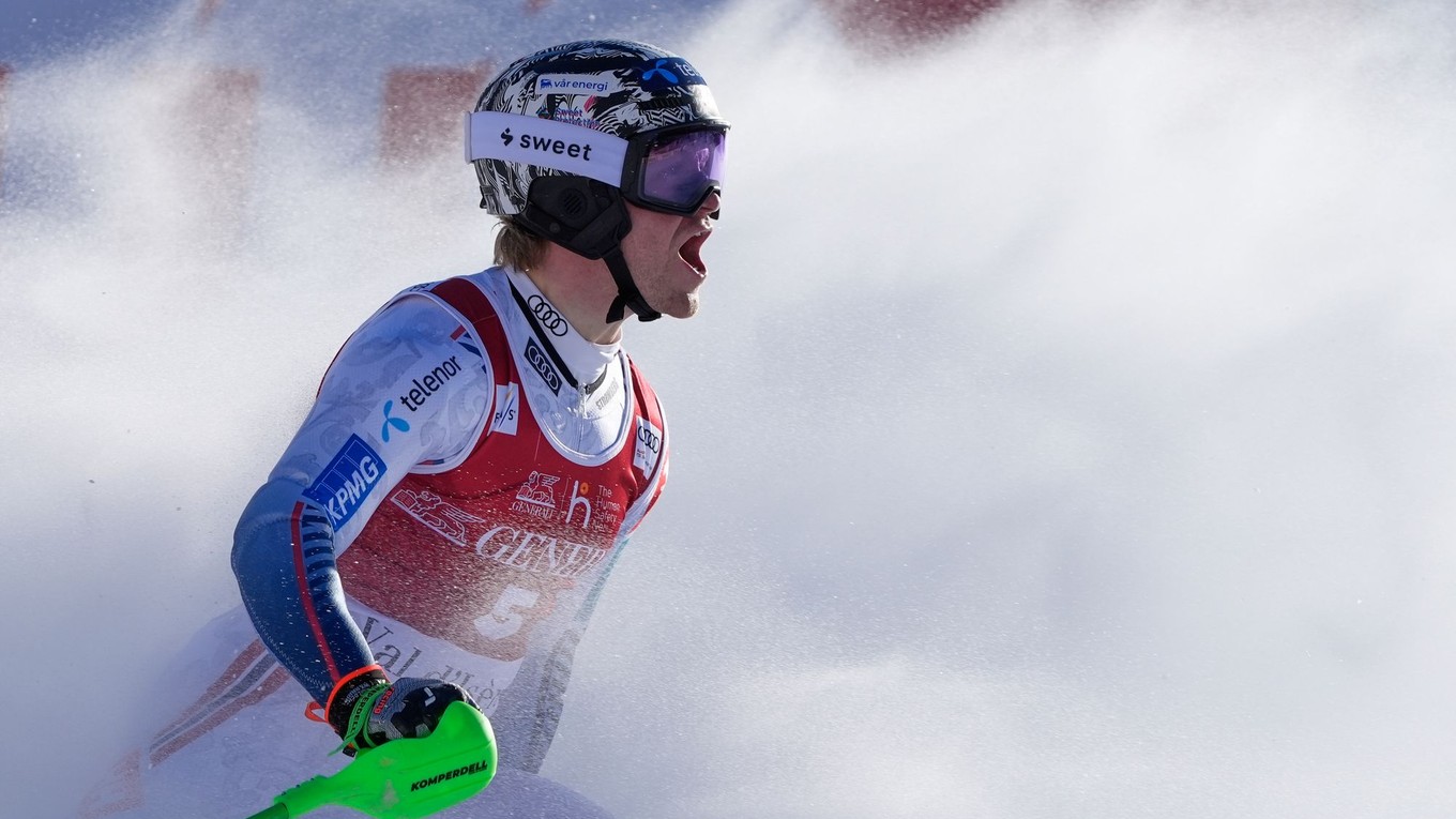 Nór Timon Haugan oslavuje po druhom kole slalomu vo Val d'Isere.