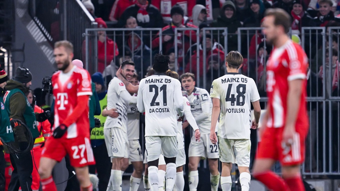 Futbalisti Mainzu oslavujú gól proti Bayernu Mníchov.