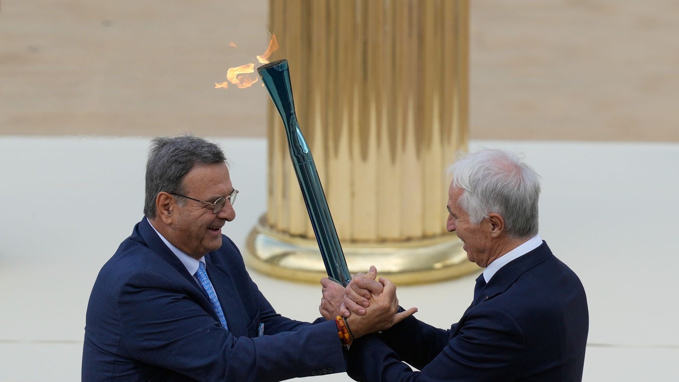 Isidoros Kouvelos (vľavo) odovzdáva pochodeň prezidentovi organizačného výboru Giovannimu Malagovi.