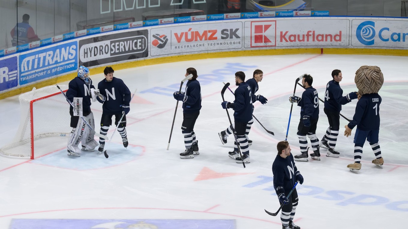 Na snímke hráči Nitry, ktorý pri oslave storočnice hokoje v Nitre nastúpili v retro dresoch.