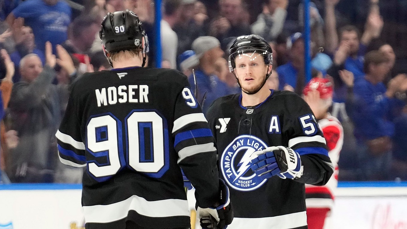 J.J. Moser oslavuje gól s Jakeom Guentzelom.