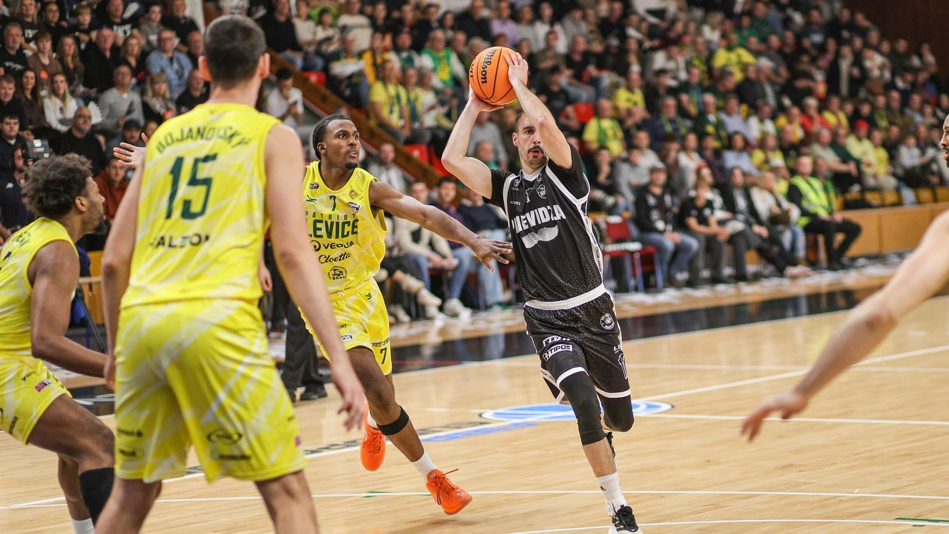 Fotka zo zápasu BC Prievidza - Patrioti Levice.