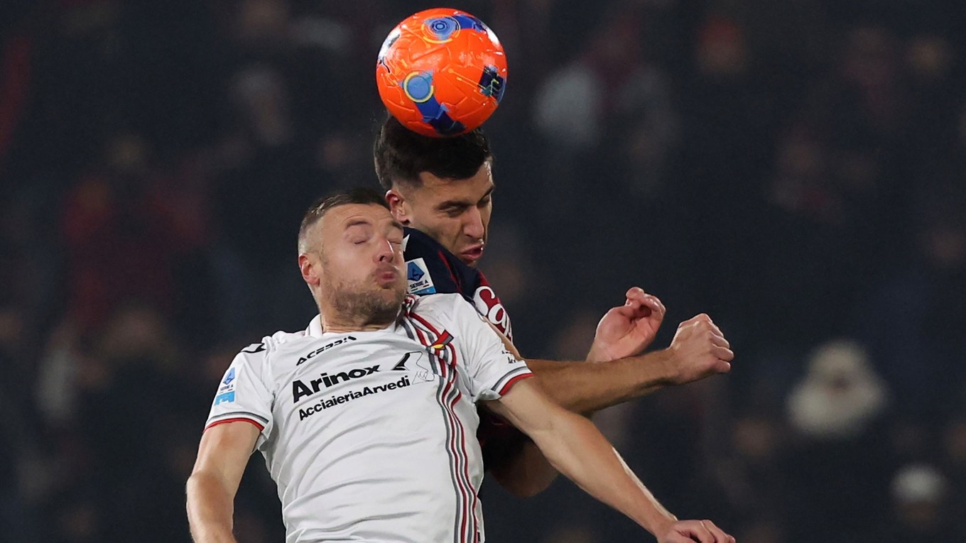 Hráč Cremonese Jamie Vardy(vľavo) v hlavičkovom súboji s Nicolom Casalem z Bologne v zápase talianskej ligy Serie A FC Bologna - US Cremonese.
