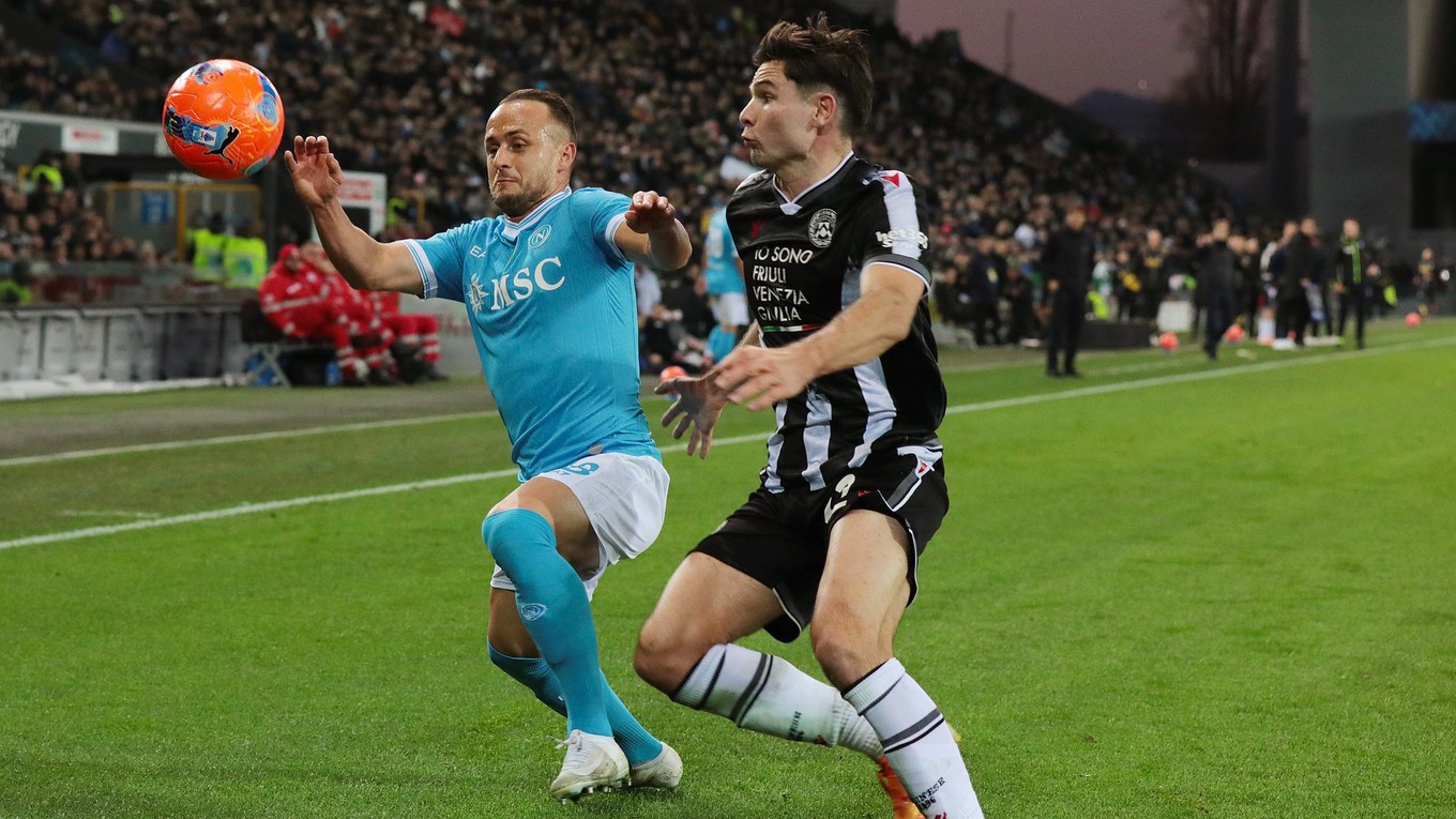 Slovenský futbalista SSC Neapol Stanislav Lobotka (vľavo) a hráč Udinese Jurgen Ekkelenkamp bojujú o loptu.