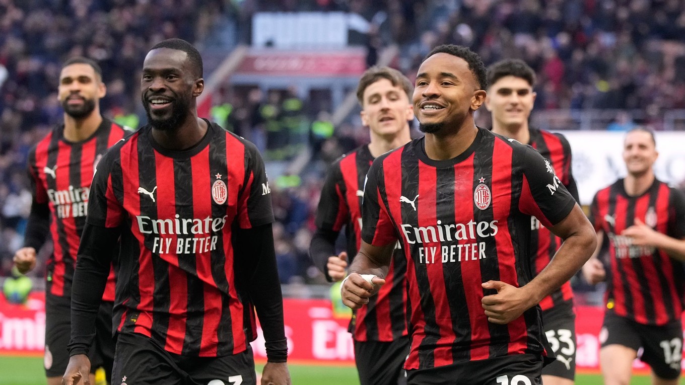 Futbalisti AC Miláno oslavujú gól.