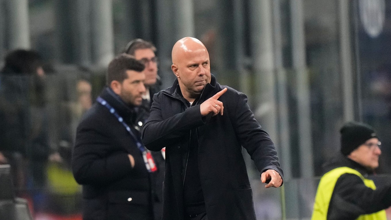 Arne Slot gestures v zápase proti Interu Miláno.