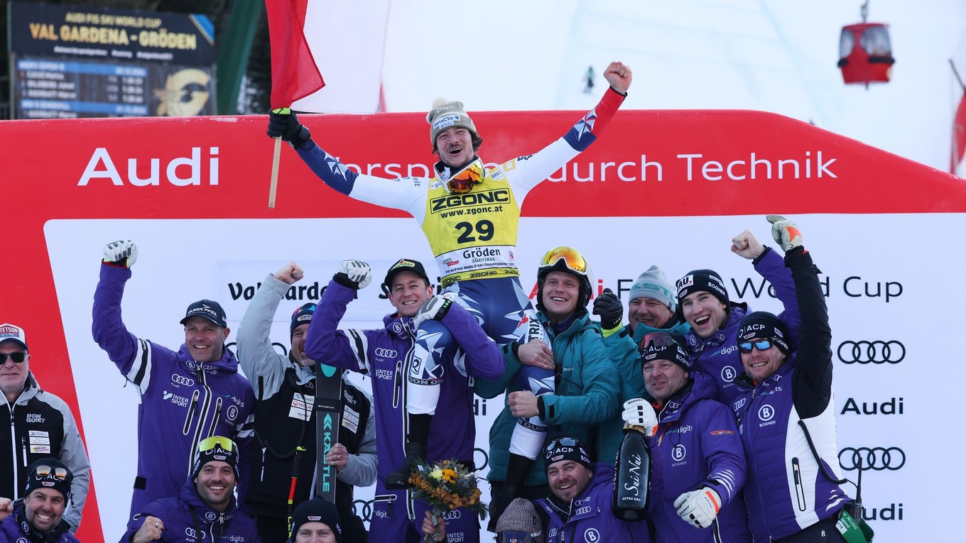 Český lyžiar Jan Zabystřan oslavuje so svojím tímom víťazstvo v super-G v talianskej Val Gardene.