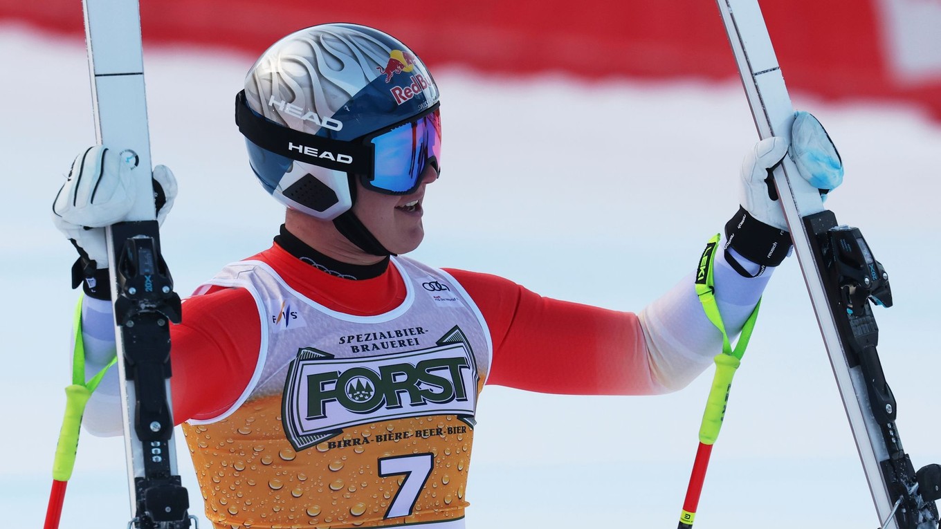 Franjo von Allmen sa teší v cieli zjazdu vo Val Gardene.