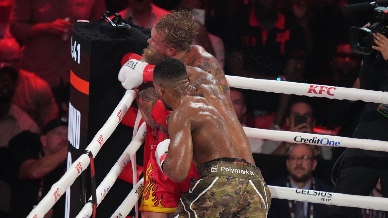 Fotka zo zápasu Anthony Joshua - Jake Paul.