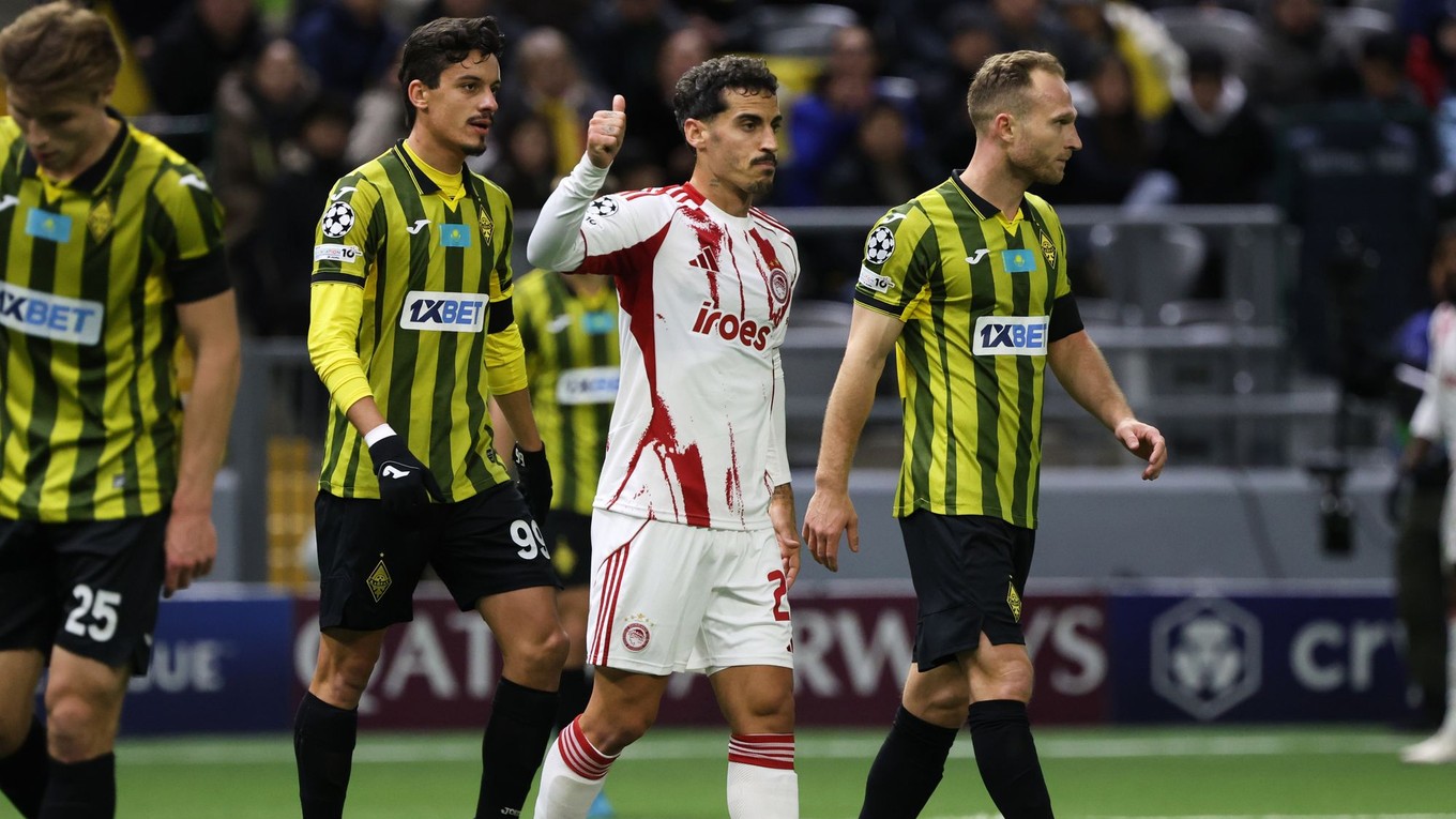 Chiquinho z Olympiakosu uprostred gestikuluje počas zápasu Ligy majstrov medzi Kajratom Almaty a Olympiakosom.