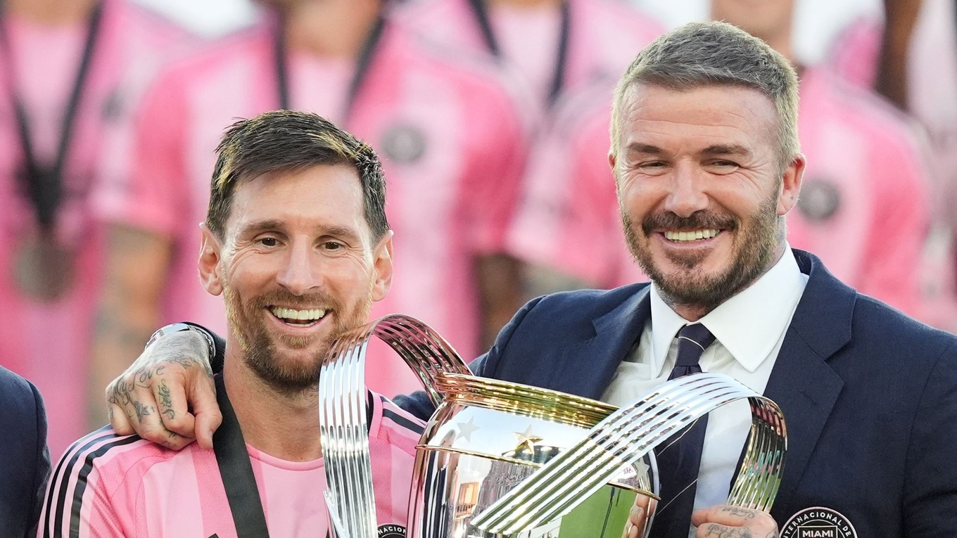 David Beckham (vpravo) pózuje s trofejou MLS Cup spolu s útočníkom Interu Miami Lionelom Messim.