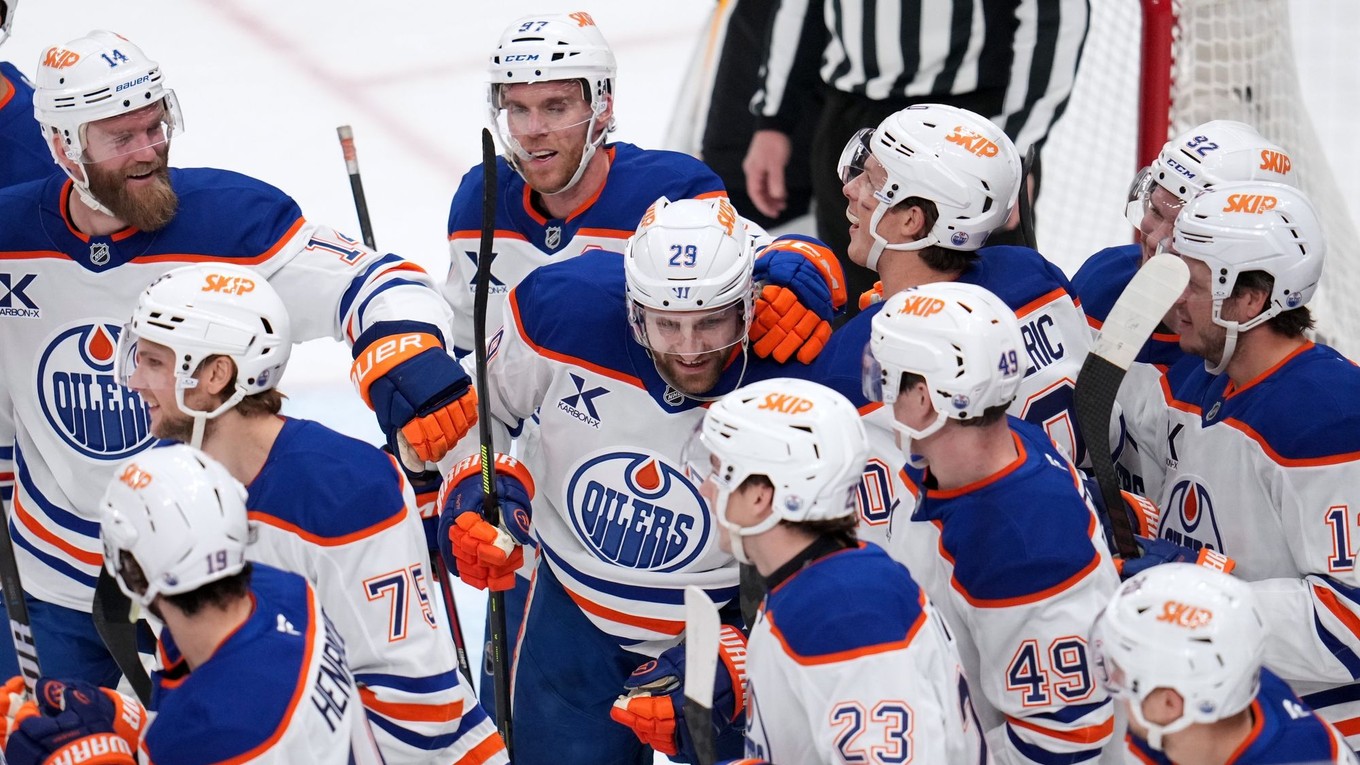 Leon Draisaitl (29) z tímu Edmonton Oilers sa po dosiahnutí 1000. bodu teší so spoluhráčmi.