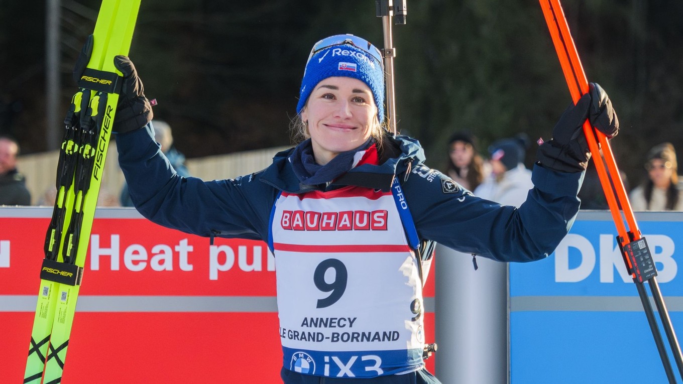 Paulína Bátovská Fialková na ceremoniáli po pretekoch šprintu v Annecy-Le Grand Bornand.