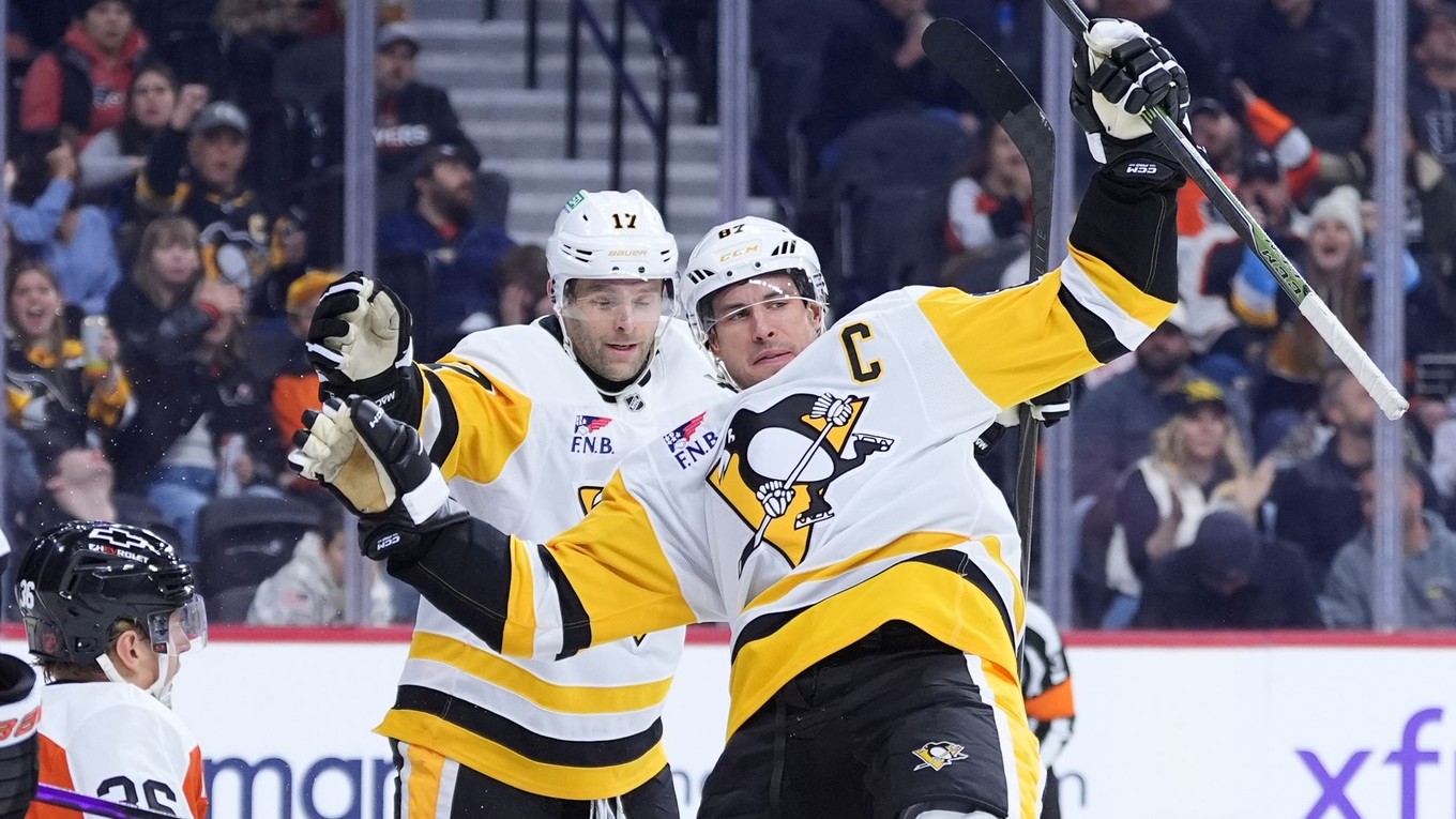 Kapitán Pittsburghu Penguins Sidney Crosby (87) sa teší z gólu proti Philadelphii Flyers.