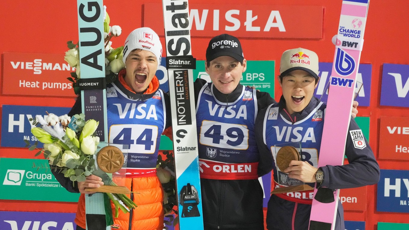 Víťazný slovinský skokan na lyžiach Domen Prevc (v strede).