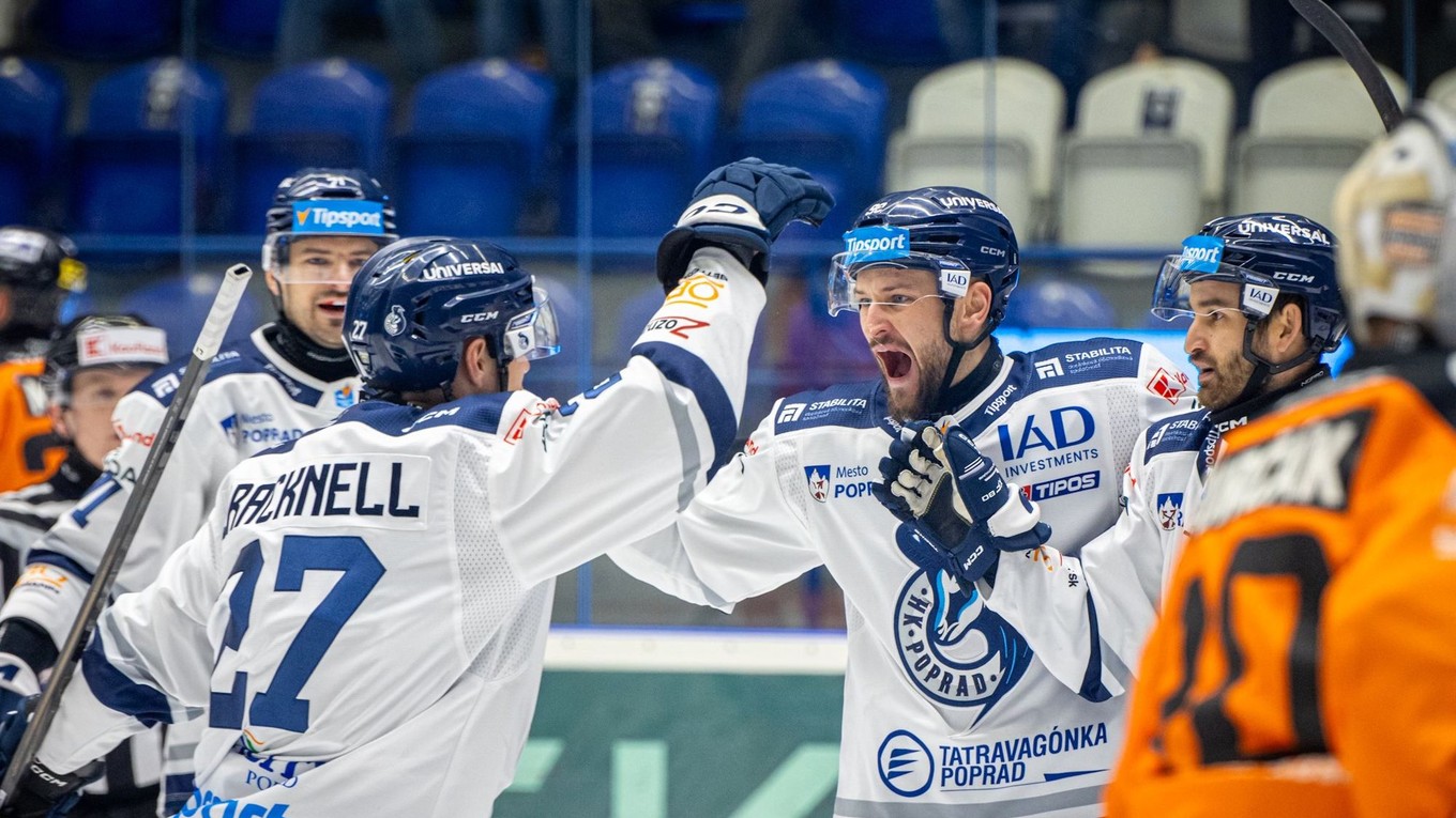 Kapitán Popradu Adam Cracknell (vľavo) mal proti Košiciam bilanciu 3+2.