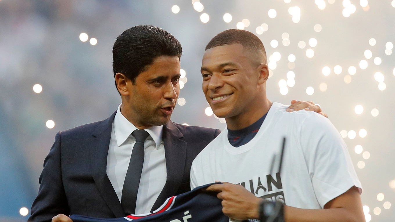 Prezident PSG Nasser Al-Khelaifi (vľavo) hovorí s Kylianom Mbappém z PSG.