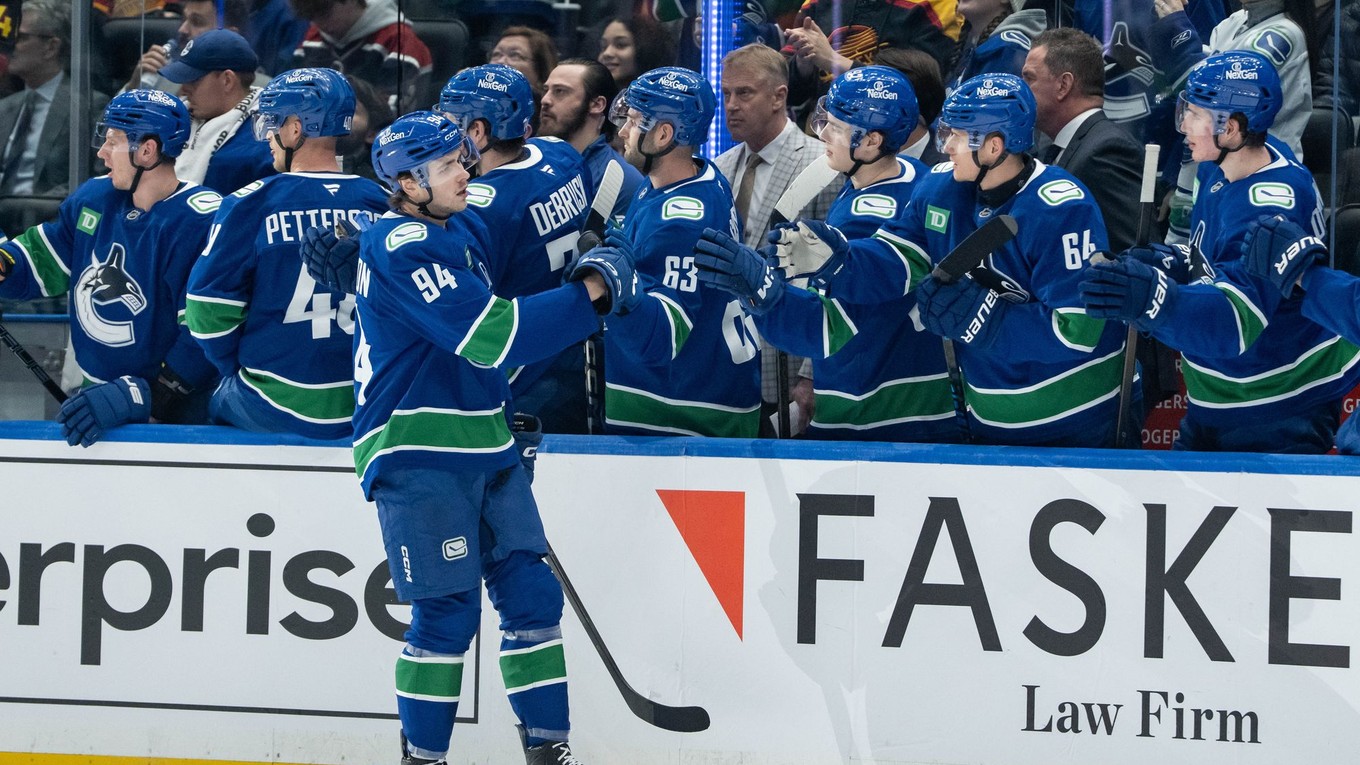 Hráč Vancouveru Canucks Linus Karlsson (94) oslavuje gól so spoluhráčmi.
