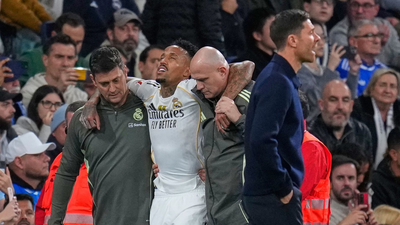 Eder Militao z Realu Madrid odišiel z ihriska za pomoci realizačného tímu.