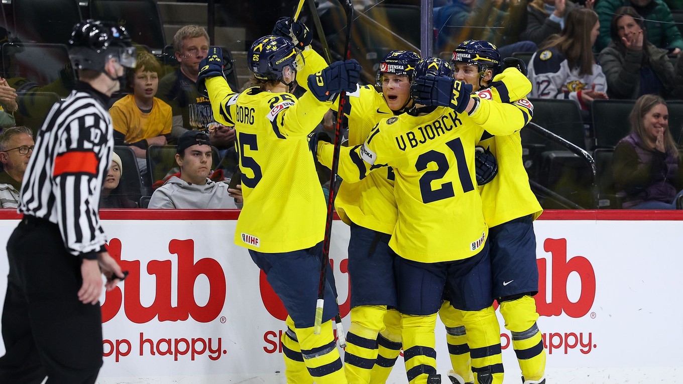 Hokejisti Švédska oslavujú gól.