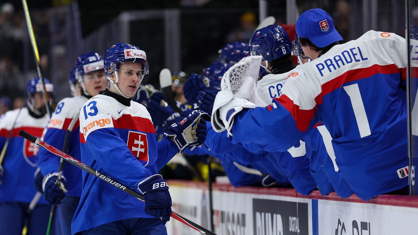 Slovenský hokejista Tobias Tomík (13) sa teší so spoluhráčmi z gólu.