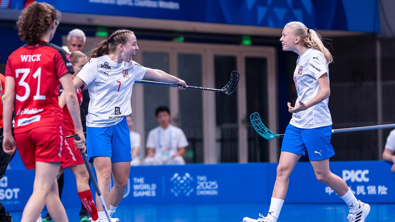 České florbalistky oslavujú gól.