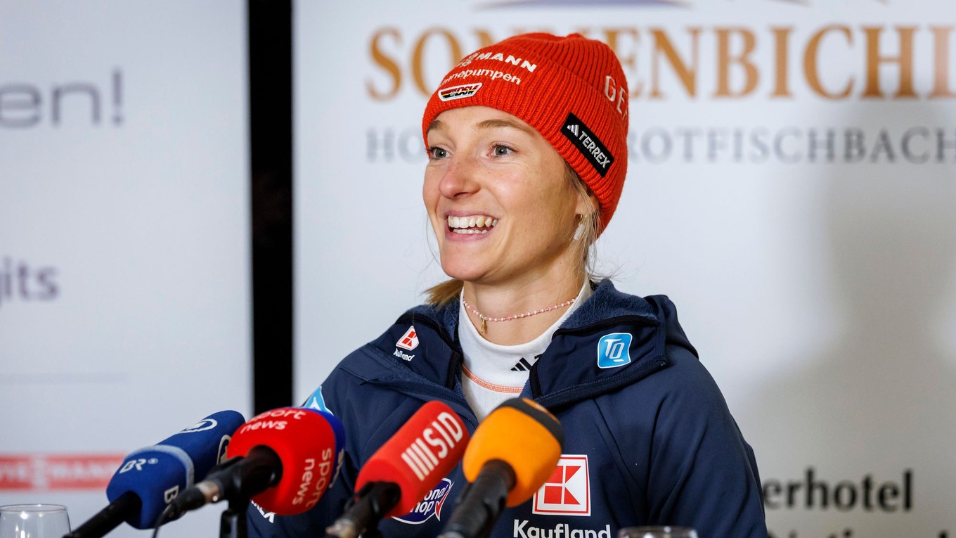 Katharina Schmidová hovorí počas tlačovej konferencie.