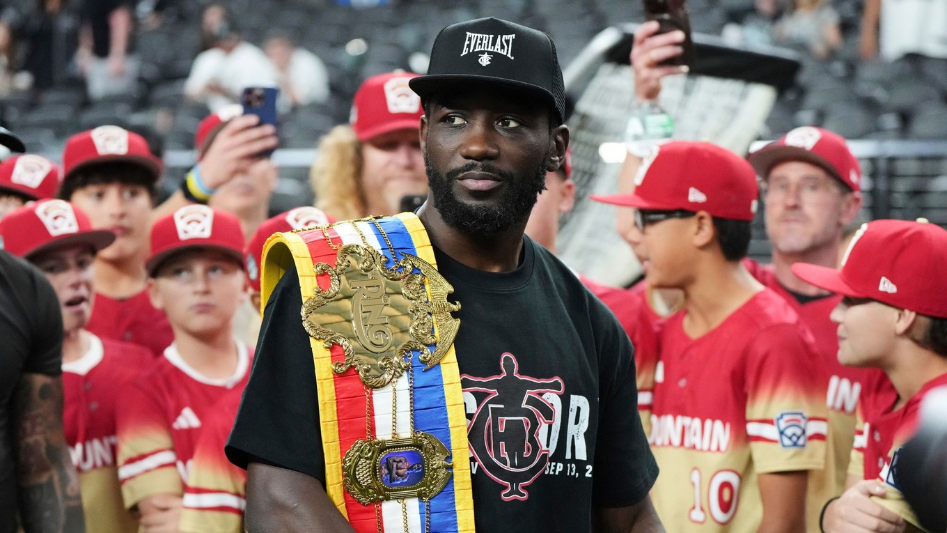 Boxer Terence Crawford sa zúčastňuje zápasu NFL medzi tímami Las Vegas Raiders a Los Angeles Chargers.
