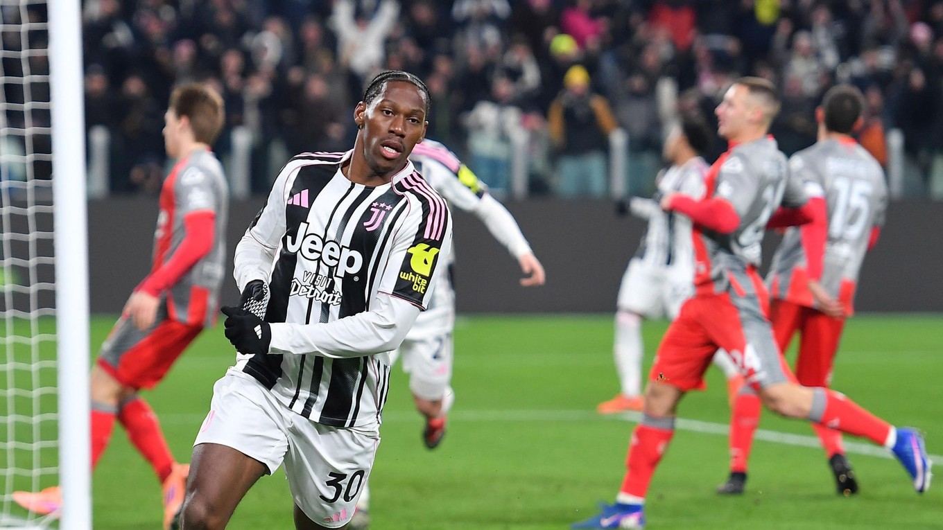 Hráč Juventusu Turín Jonathan David sa teší z gólu.