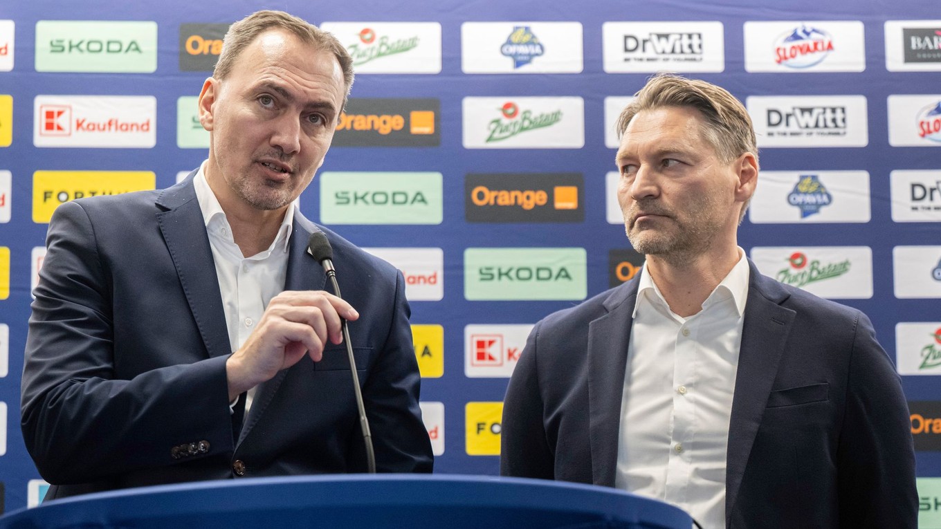 Zľava prezident SZĽH Miroslav Šatan a tréner slovenských hokeistov Vladimír Országh.