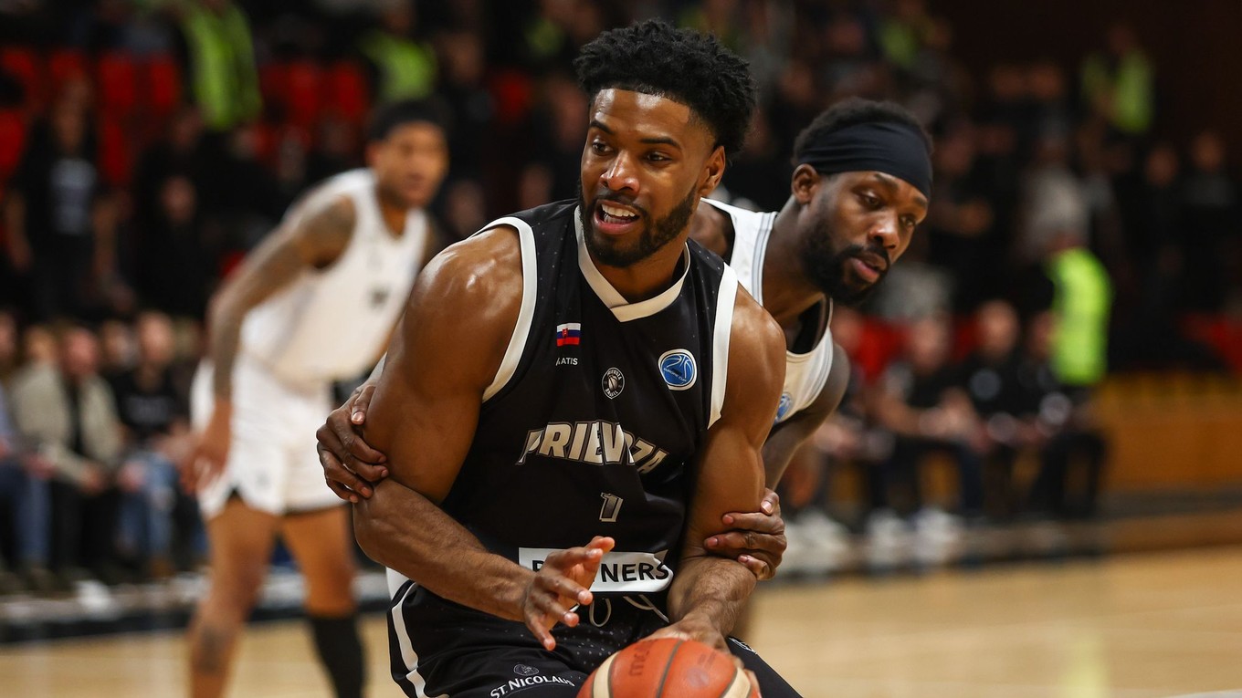 Na snímke zľava Sage Tolbert III (Prievidza) a Patrick Beverley (PAOK) bojujú o loptu.