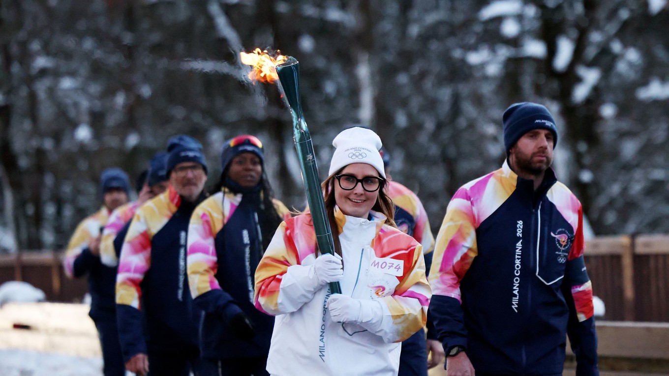 Olympijský oheň prichádza do dejiska hier.