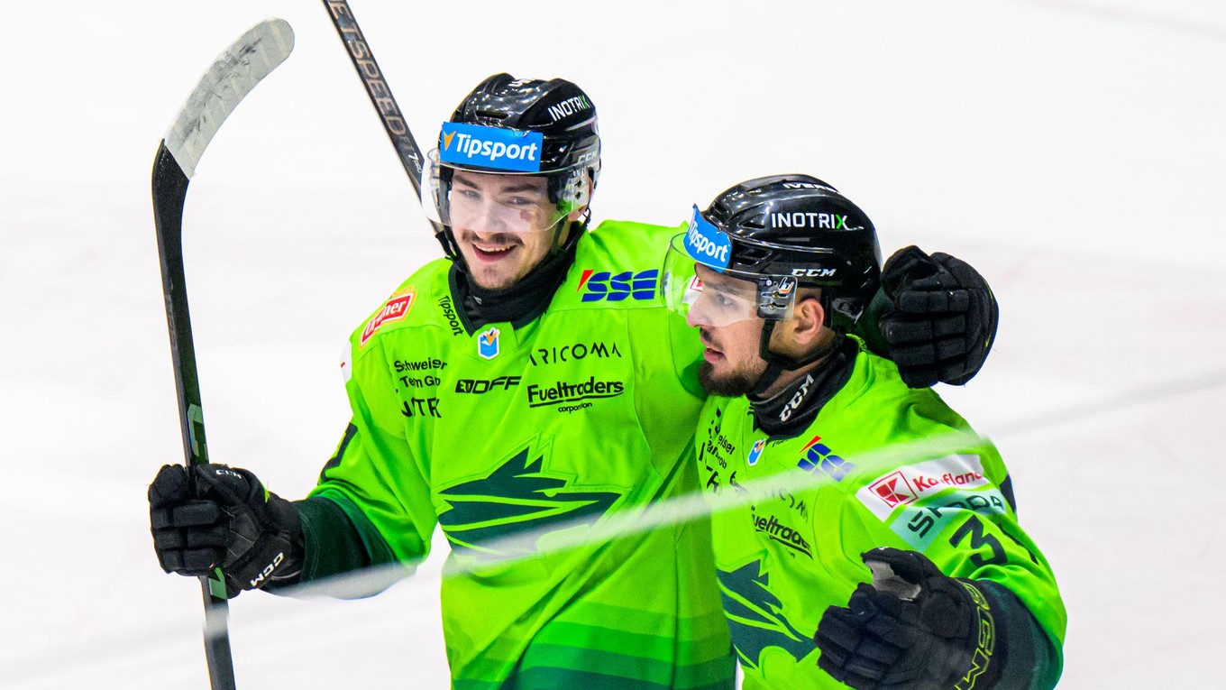 Hokejisti Žiliny sa tešia z gólu.