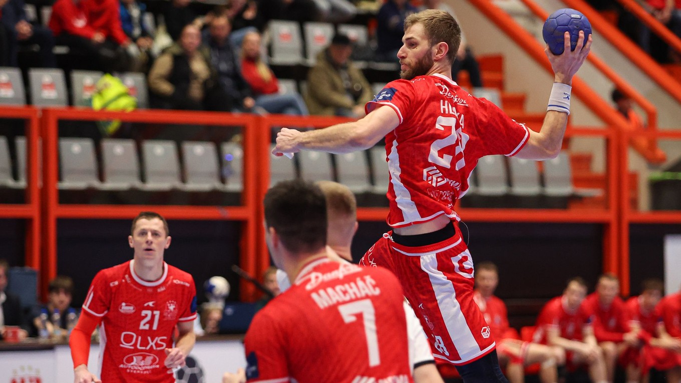 Na snímke uprostred s loptou Marek Hlinka (Považská Bystrica) počas zápasu.