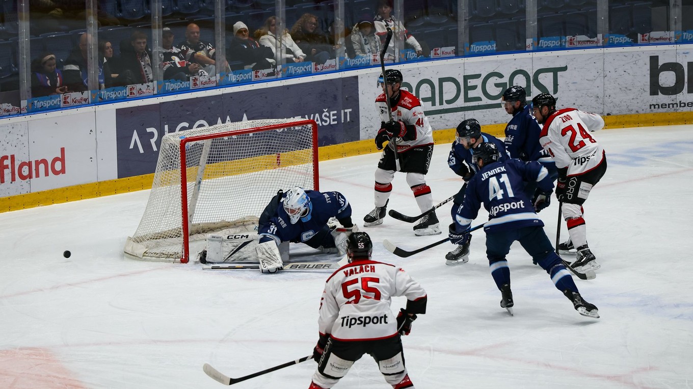 Hráči oboch tímov počas zápasu 35. kola hokejovej Tipsport ligy HC Slovan Bratislava - HC MONACObet Banská Bystrica.