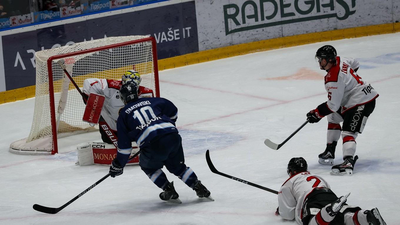 Na snímke zľava Ryan Dmowski (Bratislava), Justin Lee (Banská Bystrica).