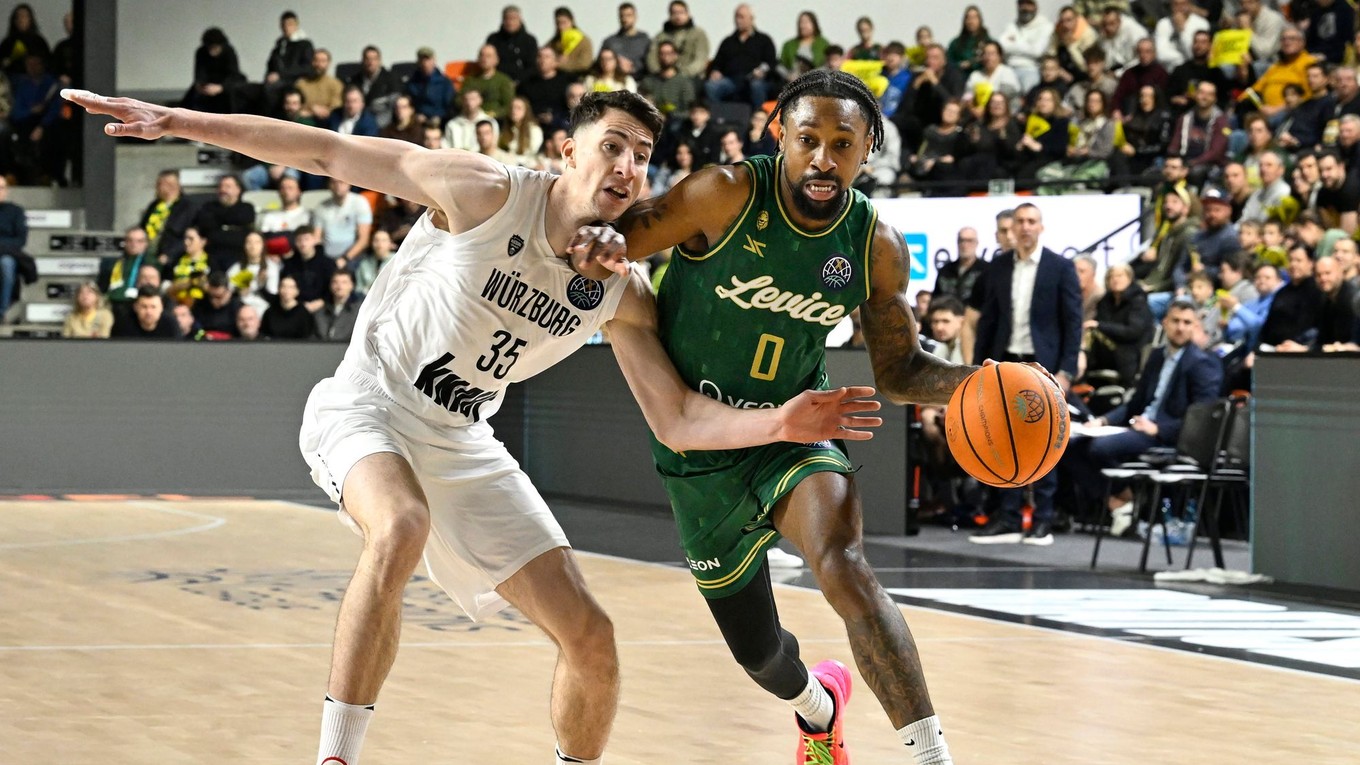 Na snímke vpravo Rickey McGill (Levice) a vľavo Alen Pjanič (Würzburg) v druhom stretnutí play-in Ligy majstrov Patrioti Levice - Würzburg.