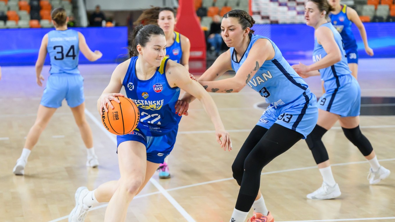 Zľava Hana Jakubčeková (Čajky) a Samantha Keltosová (Slovan) počas zápasu 15. kola Tipos extraligy basketbalu žien BC Slovan Bratislava - Piešťanské Čajky.