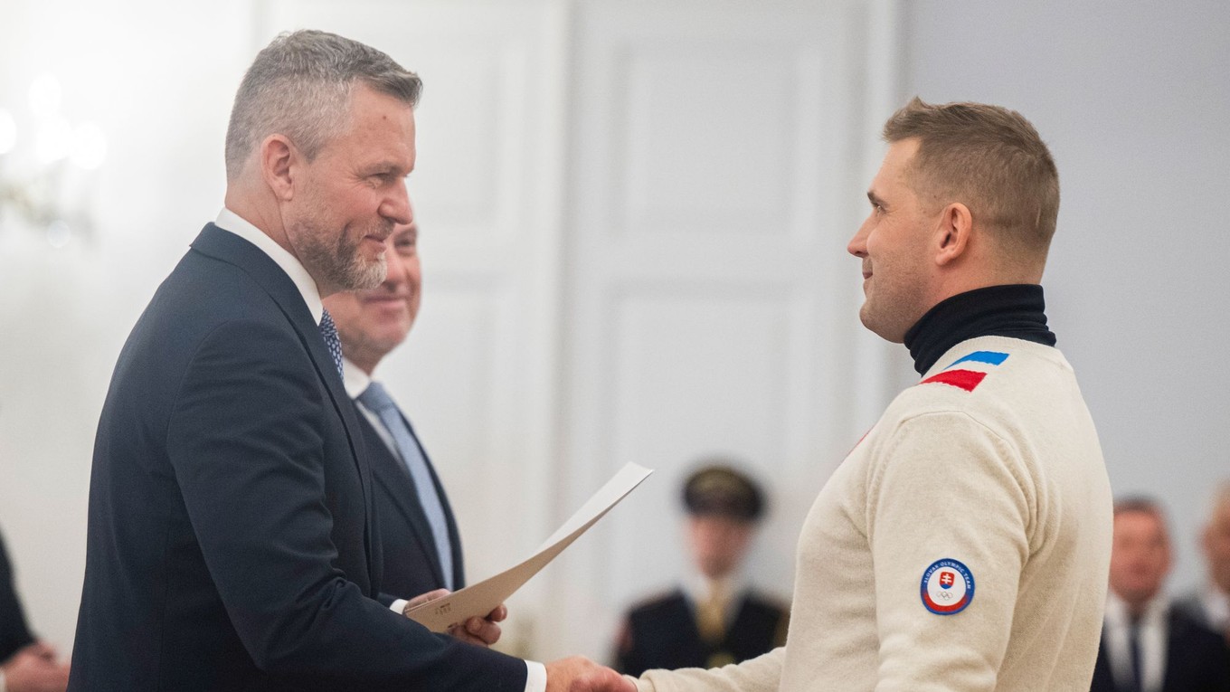Na snímke zľava prezident SR Peter Pellegrini s menovacím dekrétom na ZOH2026 počas zloženia sľubu. Na snímke vpravo slovenský sánkar Jozef Ninis.