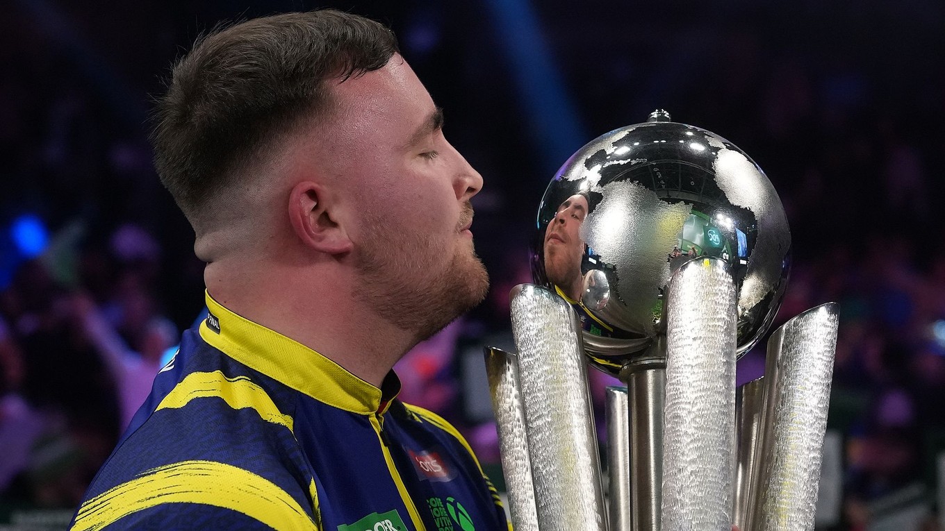 Luke Littler s trofejou pre víťaza MS v šípkach 2026. 