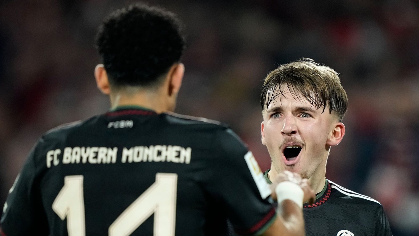 Hráči Bayernu oslavujú v zápase s Kolínom.