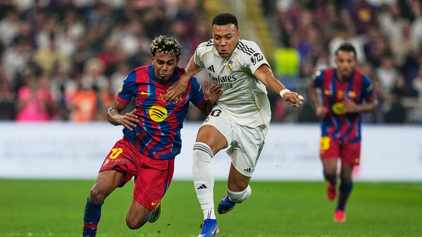 Lamine Yamal z Barcelony (vľavo) bojuje o loptu s Kylianom Mbappém z Realu Madrid počas finálového zápasu španielskeho Superpohára.
