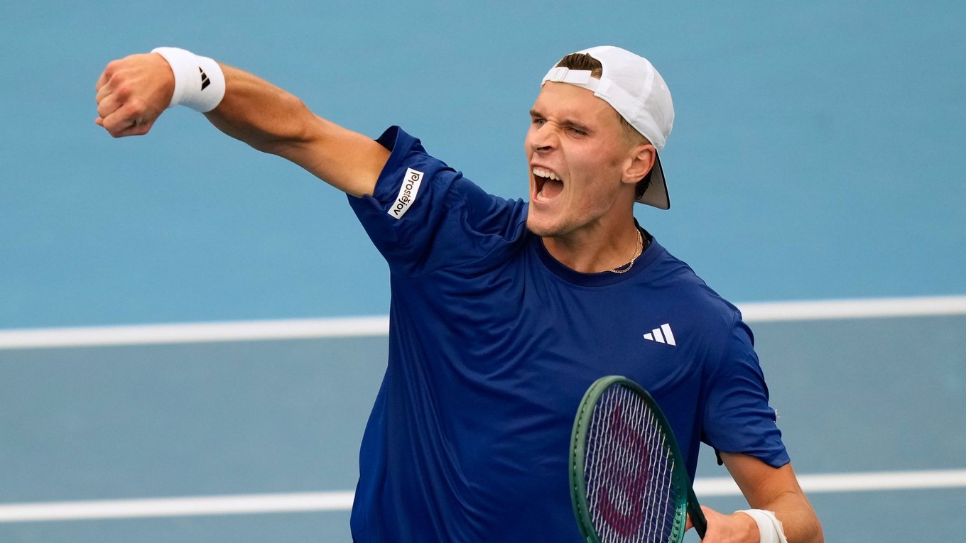 Český tenista Jakub Menšík sa teší z výhry.