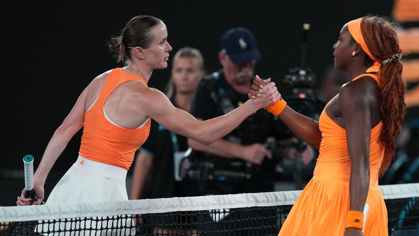 Ukrajinská tenistka Jelina Svitolinová (vľavo) si podáva ruku s porazenou Američankou Coco Gauffovou po jej výhre vo štvrťfinále.